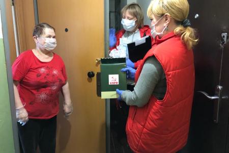 Активисты Карельского рескома КПРФ раздают нуждающимся людям сухпайки с продуктами