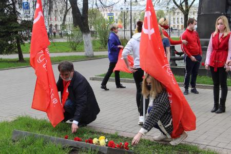 Под красными флагами Победы прошел автопробег в Ярославле