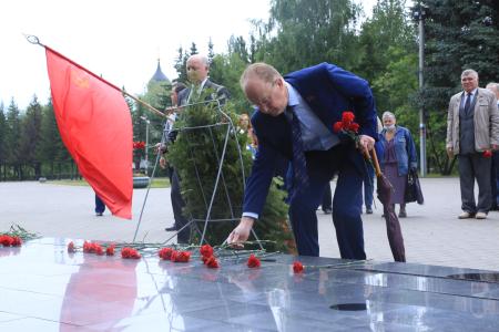 Омск: депутаты возложили венки