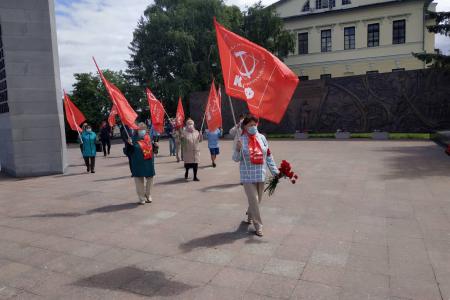 Коммунисты Тюмени возложили красные гвоздики к Вечному огню в День памяти и скорби