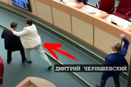 В Саратовской областной Думе обсуждение вопросов этики депутаты завершили небольшой потасовкой