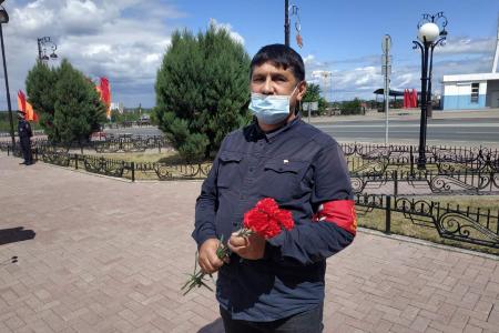 Коммунисты Тюмени возложили красные гвоздики к Вечному огню в День памяти и скорби