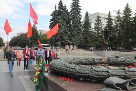 Коммунисты Челябинска почтили память погибших в Великой Отечественной войне
