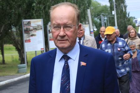 Омск: депутаты возложили венки