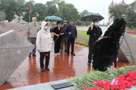 Коммунисты Амурской области провели возложение к памятнику землякам, погибшим в годы Великой Отечественной войны