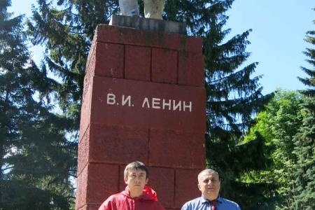 В честь 100-летия Чувашской автономии коммунисты по всей Чувашии возложили цветы к памятникам Владимиру Ильичу Ленину