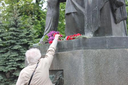 В День русского языка коммунисты Пскова читали стихи у памятника поэту