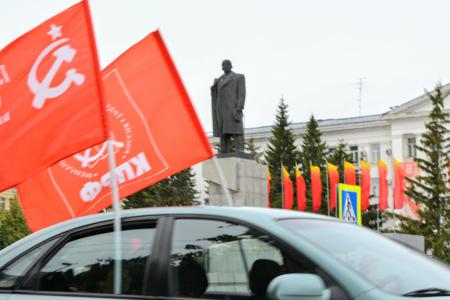 Курганские коммунисты провели автопробег в честь первого парада Победы
