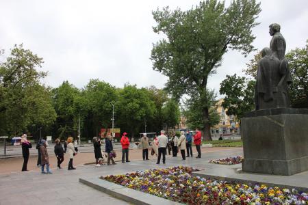 В День русского языка коммунисты Пскова читали стихи у памятника поэту