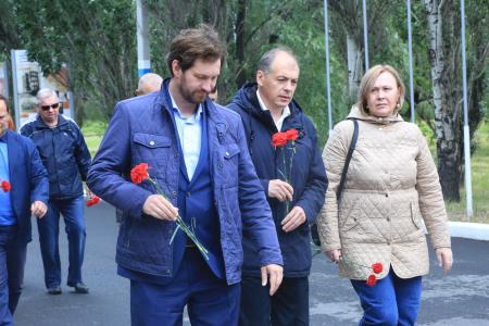 Омск: депутаты возложили венки