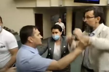 В Саратовской областной Думе обсуждение вопросов этики депутаты завершили небольшой потасовкой