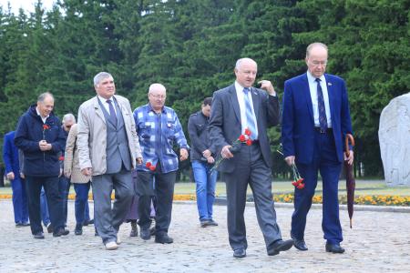 Омск: депутаты возложили венки