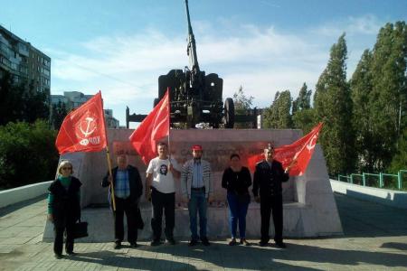 Саратовские коммунисты отметили День памяти и скорби и провели пикеты против "кремлевских" поправок в Конституцию РФ