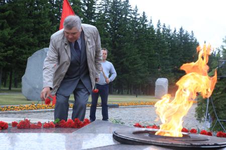 Омск: депутаты возложили венки