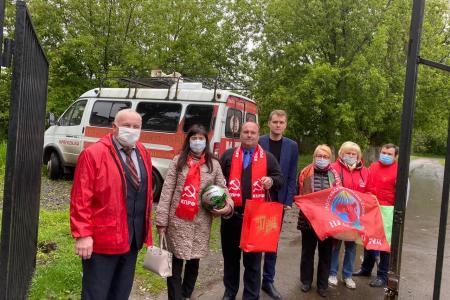 Рязанские коммунисты передали подарки детям