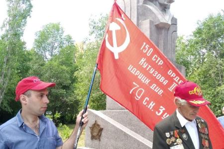 Саратовские коммунисты отметили День памяти и скорби и провели пикеты против "кремлевских" поправок в Конституцию РФ