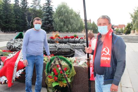 Коммунисты Челябинска почтили память погибших в Великой Отечественной войне