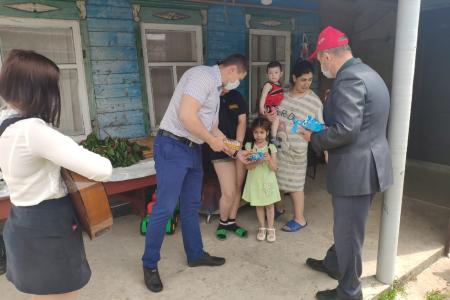 Краснодарский край. Активисты КПРФ в День защиты детей помогли нуждающимся семьям