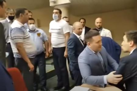 В Саратовской областной Думе обсуждение вопросов этики депутаты завершили небольшой потасовкой