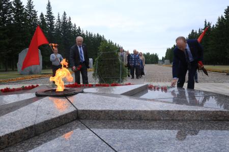 Омск: депутаты возложили венки