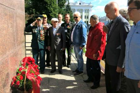 В честь 100-летия Чувашской автономии коммунисты по всей Чувашии возложили цветы к памятникам Владимиру Ильичу Ленину