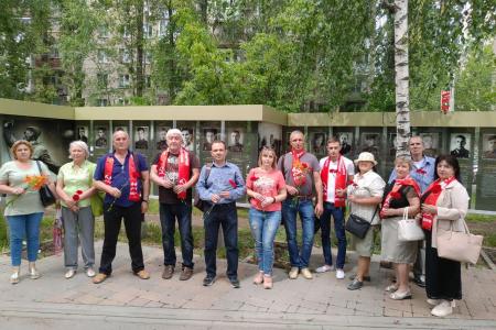 Саратовские коммунисты отметили День памяти и скорби и провели пикеты против "кремлевских" поправок в Конституцию РФ