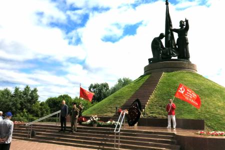Чувашия. Чебоксарские коммунисты возложили цветы к Вечному огню
