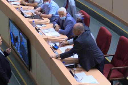В Саратовской областной Думе обсуждение вопросов этики депутаты завершили небольшой потасовкой