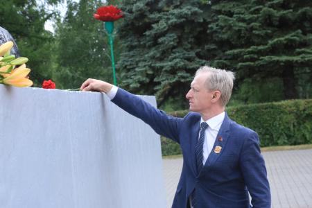 Омск: депутаты возложили венки