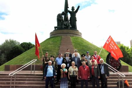 Чувашия. Чебоксарские коммунисты возложили цветы к Вечному огню