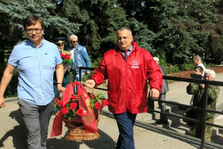 В честь 100-летия Чувашской автономии коммунисты по всей Чувашии возложили цветы к памятникам Владимиру Ильичу Ленину