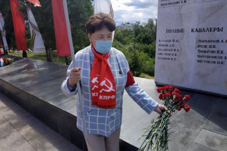 Коммунисты Тюмени возложили красные гвоздики к Вечному огню в День памяти и скорби
