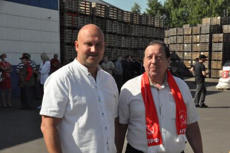Подмосковные коммунисты отправили гуманитарный конвой в честь 75-летия Великой Победы для ветеранов, тружеников тыла и «Детей войны» в городские округа региона