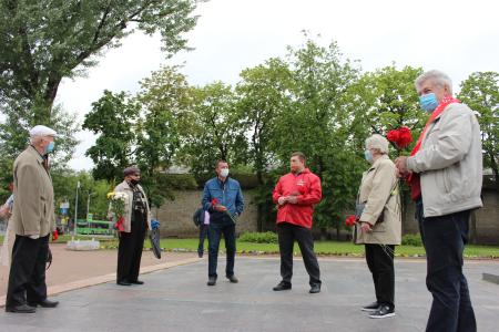 В День русского языка коммунисты Пскова читали стихи у памятника поэту