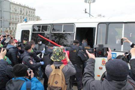 Незаконно задержанных 9 мая депутатов в Москве от КПРФ продолжают преследовать