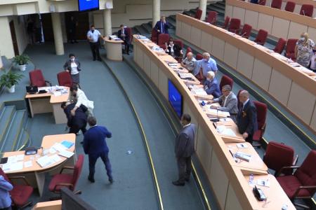 В Саратовской областной Думе обсуждение вопросов этики депутаты завершили небольшой потасовкой