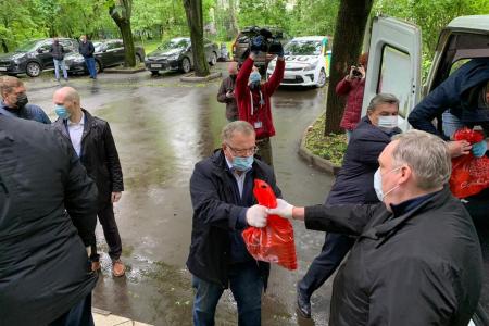 Всё лучшее – детям! Подмосковные коммунисты отправили подарки в детские дома и хосписы региона
