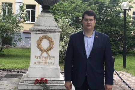 Тула. Цветы – основоположнику современного русского языка