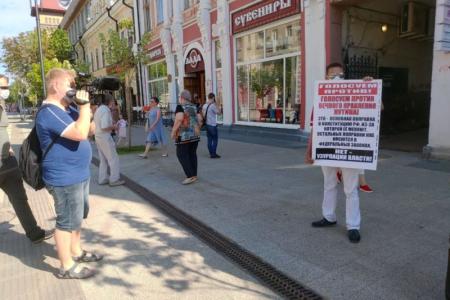 Саратовские коммунисты отметили День памяти и скорби и провели пикеты против "кремлевских" поправок в Конституцию РФ