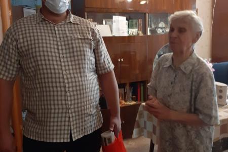 Ветеранам партии КПРФ в Великом Новгороде вручили памятные подарки и медали
