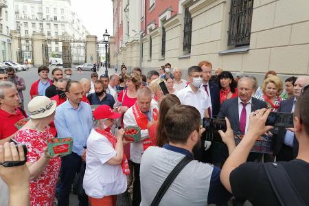 Мэр Москвы! Мы хотим своих ягод, а не из Турции!