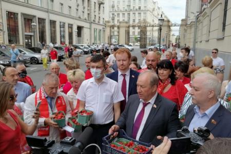 Мэр Москвы! Мы хотим своих ягод, а не из Турции!