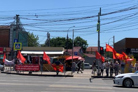 Краснодар. Активисты КПРФ провели пикеты против атак на П.Н. Грудинина и на совхоз имени Ленина