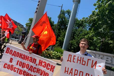 Краснодар. Активисты КПРФ провели пикеты против атак на П.Н. Грудинина и на совхоз имени Ленина