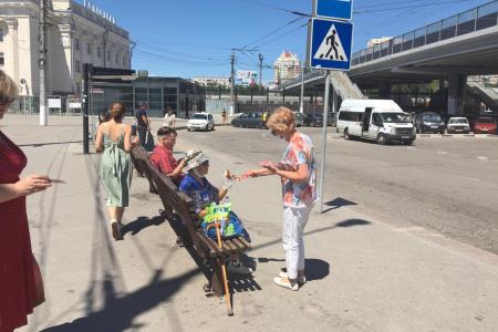 Сталинградские коммунисты продолжают акцию по раздаче поздравительных открыток