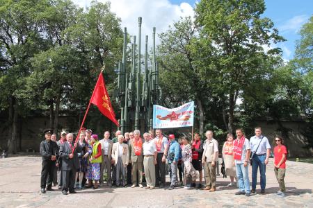 Памяти павших будем достойны! Коммунисты Пскова отметили 76-ю годовщину освобождения города