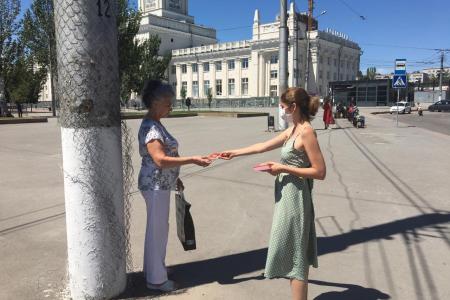 Сталинградские коммунисты продолжают акцию по раздаче поздравительных открыток