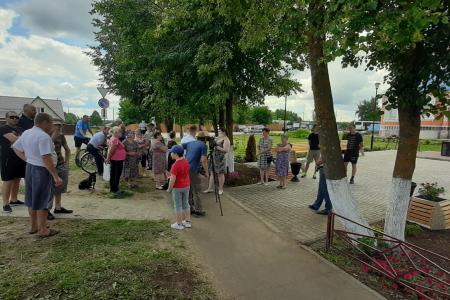 В Кировской области на встречу с журналистами телеканала “Красная Линия” пришли сотни людей, недовольных деятельностью правительства Александра Чурина