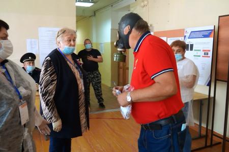 Знай наших! В Омске активист КПРФ проголосовал "против", не снимая противогаза