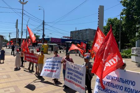 Краснодар. Активисты КПРФ провели пикеты против атак на П.Н. Грудинина и на совхоз имени Ленина